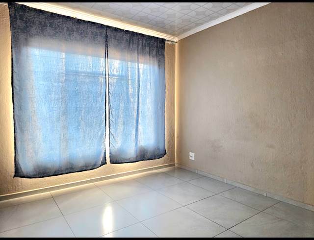 3 BEDROOM FREEHOLD FOR SALE IN IVY PARK